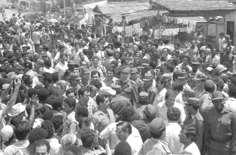 Fidel Castro en compañía de Najibullah, Secretario General del Partido Democrático Popular y Presidente de la República de Afganistán visitan el barrio San Lázaro y el poblado de Lagunilla con motivo de las intensas lluvias a principio de junio de 1988.
