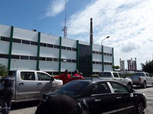 Llegada del Primer Viceprecidente de Cuba a la Refinería de Petróleo de Cienfuegos, para evaluar impacto ambiental como consecuencia de las lluvias.