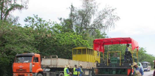 Obreros de la Empresa Constructora de Obras de Ingeniería No.12, de Cienfuegos, llevan a cabo la recuperación de varios tramos de la autopista nacional. / Foto: Yuliet Sáez