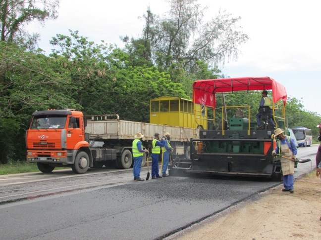 Obreros de la Empresa Constructora de Obras de Ingeniería No.12, de Cienfuegos, llevan a cabo la recuperación de varios tramos de la autopista nacional. / Foto: Yuliet Sáez