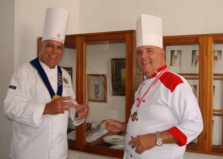 Sergio Chinea Díaz y Carlos Otero Pérez y (de izquierda a derecha) atesoran innumerables anécdotas de quien les enseñó a amar el oficio de cocinar. Foto:/Patricio Chaviano
