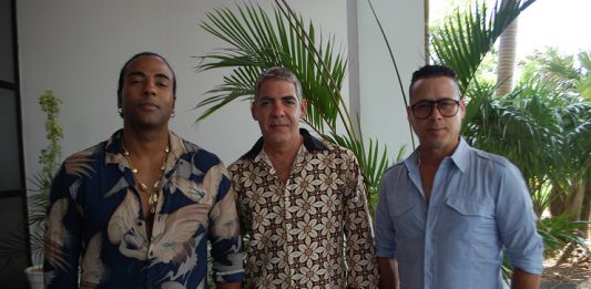 De izquierda a derecha, Yotuel, Roldán y el Ruzzo posan para 5 de Septiembre en la entrada del hotel Jagua, donde transcurrió el encuentro con la legendaria banda cubana ./Foto: Carla Beatriz Colarte Rodríguez