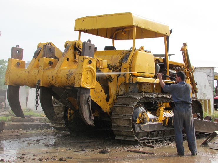 El buldócer Komatzu D-155 es el de mayor potencia con que cuenta el sector de la construcción en Cienfuegos