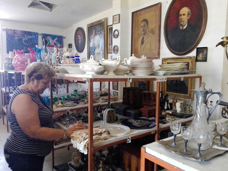 La mayor parte del fondo de artes decorativas del Museo Provincial de Cienfuegos, se encuentra almacenado, en conservación preventiva. / Foto: Roberto Alfonso Lara.