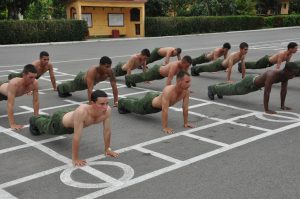 La gimnasia matutina forma parte de la preparación física del soldado.Como parte de las actividades del día se comprueba el porte y aspecto/ Fotos: Cedeño
