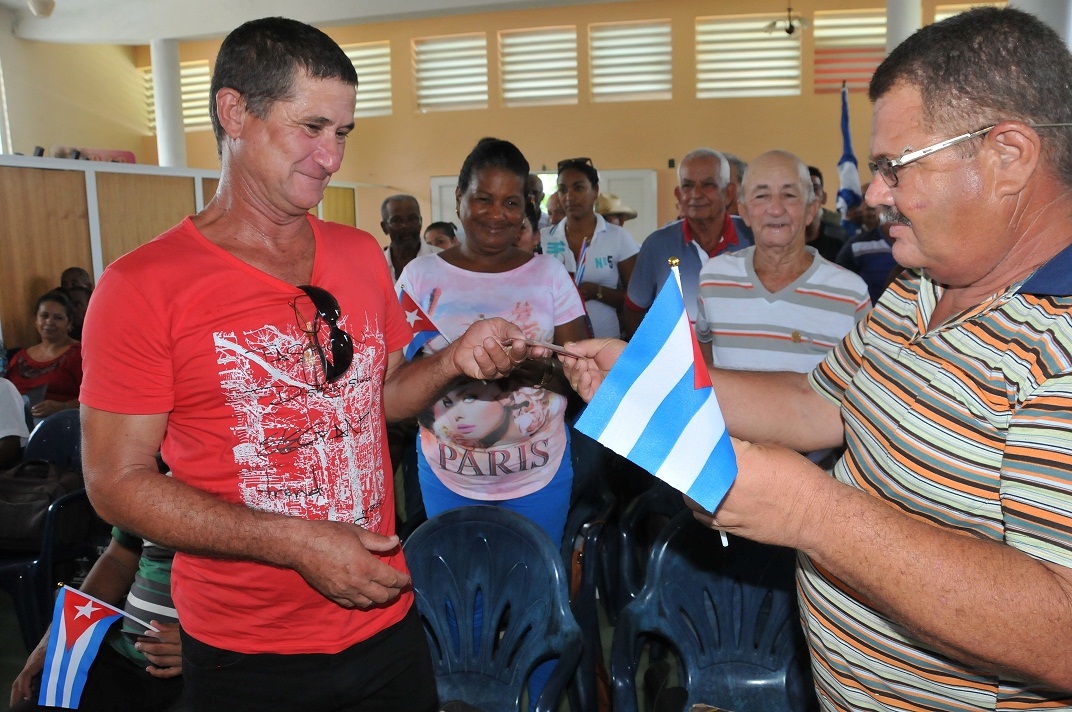 En el acto entregaron el carné del Partido Comunista de Cuba a nuevos militantes . /Foto: Dorado