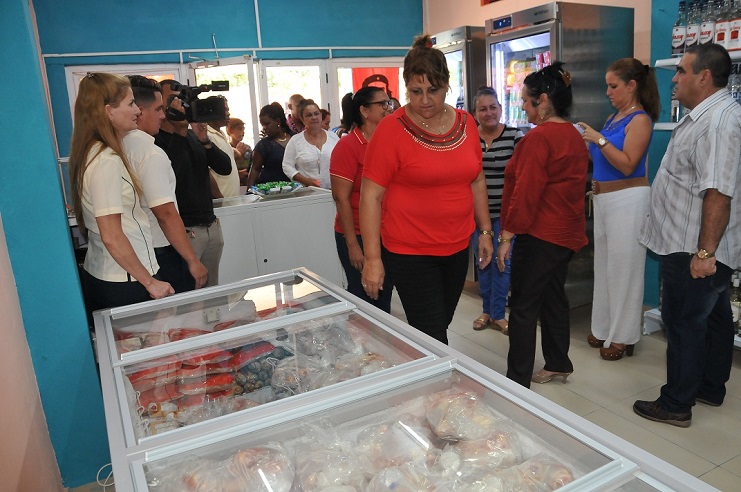 Máximas autoridades de la provincia y del municipio de Abreus visitaron reapertura de obras sociales. /Foto: Dorado