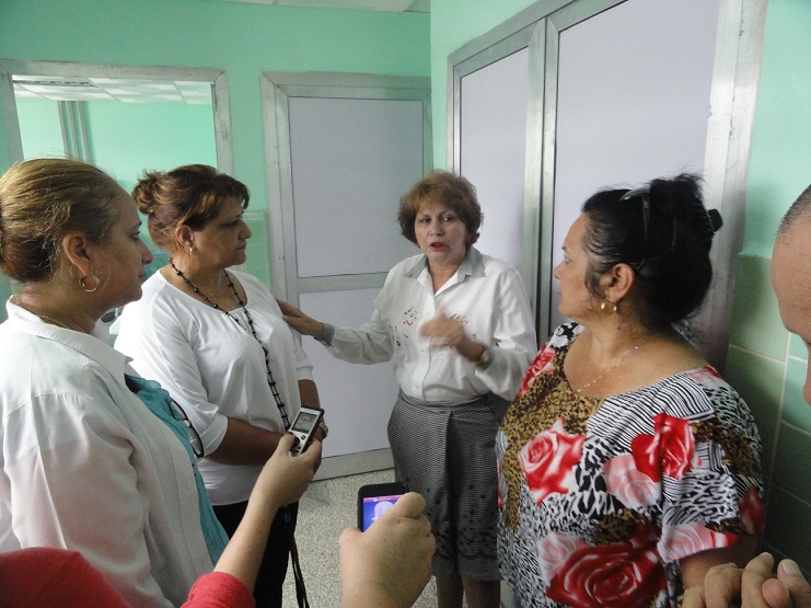 Autoridades de la provincia intercambian con la Dra. en Ciencias María Casanova./Foto: Dorado