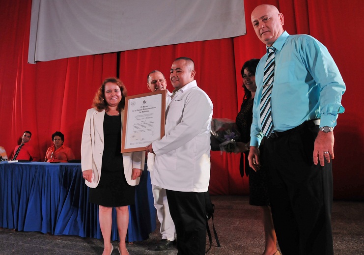 El salvadoreño José David Acosta Matute resultó el graduado más integral entre los extranjeros. Foto: /Dorado