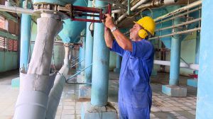 Recuperar capacidades para luego crecer, ha sido el propósito en la planta de glucosa de Cienfuegos. Foto: /Ismary Barcia