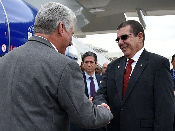 Lo recibieron a su llegada Anayansi Rodríguez representante permanente de Cuba ante la ONU en Nueva York y el embajador cubano en Washington José Ramón Cabañas.