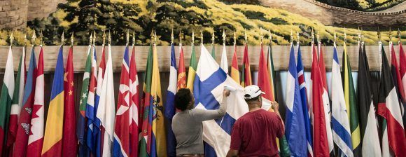 Trabajadores de la ONU planchan las banderas de los países para dejarlas listas para la Asamblea General en Nueva York (Archivo 2017)