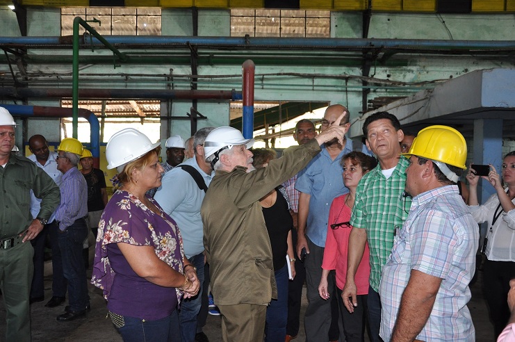 Ramiro Valdés Menéndez visita la Papelera Damují en Cienfuegos. / Foto: Efraín Cedeño