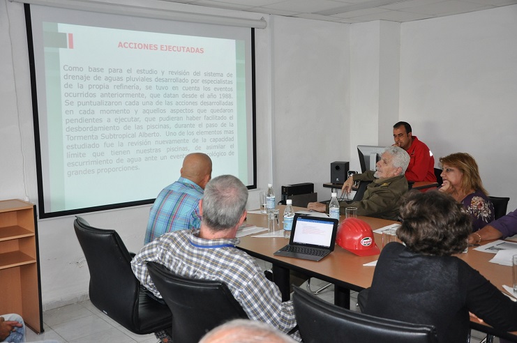 Ramiro Valdés evaluó en la Refinería de Petróleo de Cienfuegos los planes de contingencia ./Foto: Efraín Cedeño
