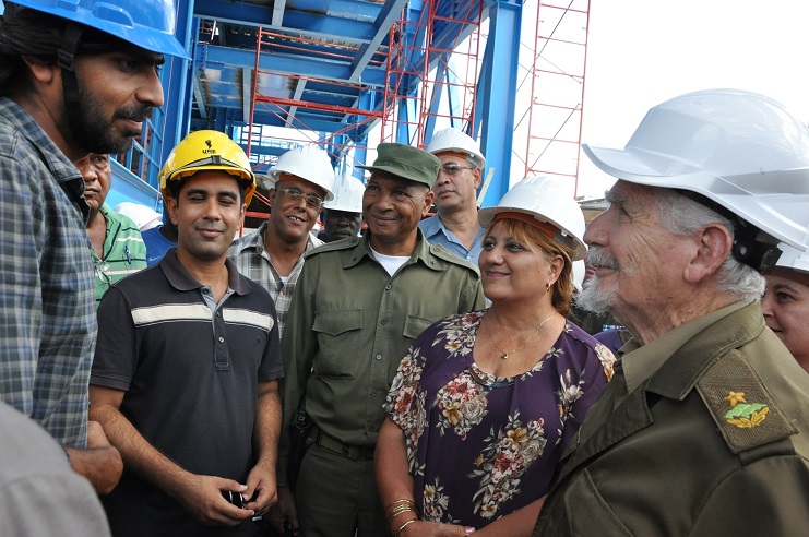 Intercambia  Ramiro Valdés con trabajadores de la Fábrica de Fertilizantes en Cienfuegos./Foto: Efraín Cedeño 