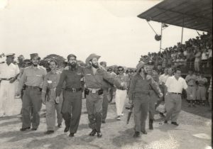 Caminó junto a su comitiva cerca de las gradas, saludando a la afición que lo despidió con “una ovación extraordinaria”./Foto: Cortesía de Jorge Luis Marí