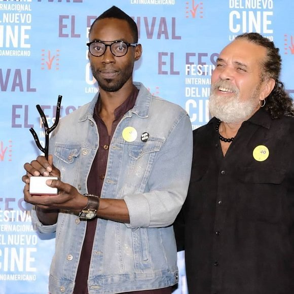 El actor Jean Jean junto a Luis Alberto García en la entrega de Premios Colaterales del 40 Festival. Foto: @festivaldecinedelahabana/ Facebook.