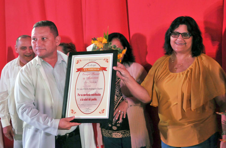 Cinco profesionales de la Salud en Cienfuegos recibieron el premio Enrique Barnet. /Foto: Juan Carlos Dorado