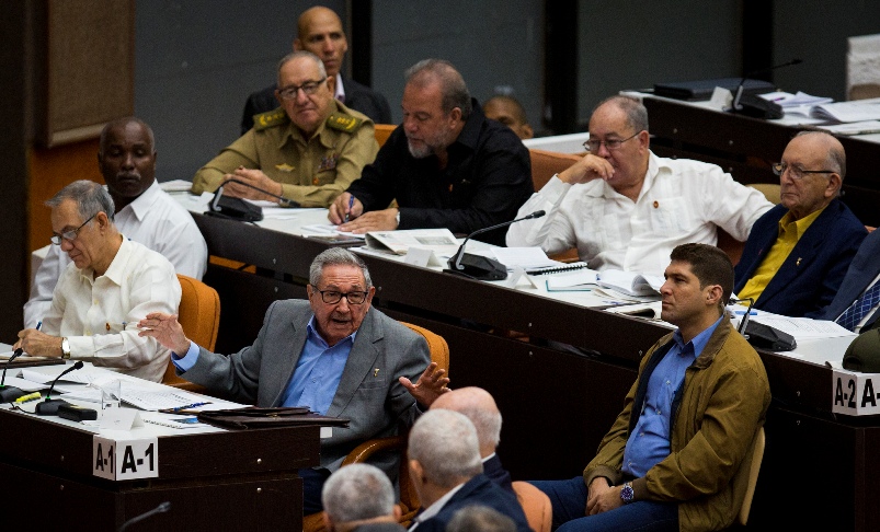 Raúl le habla a los diputados durante los debate./ Foto: Irene Pérez/ Cubadebate.