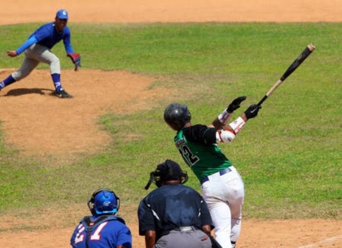 Béisbol Juvenil: Cienfuegueros se meten en la pelea