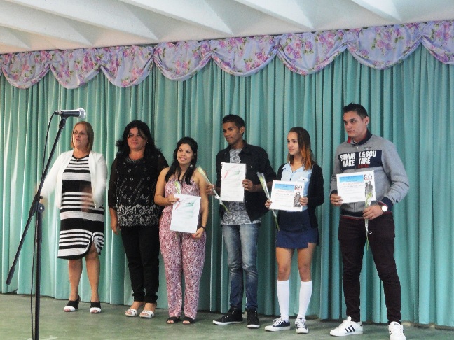 Miembros del Contingente Universitario y del Colegio, resultaron congratulados./Foto: De la autora