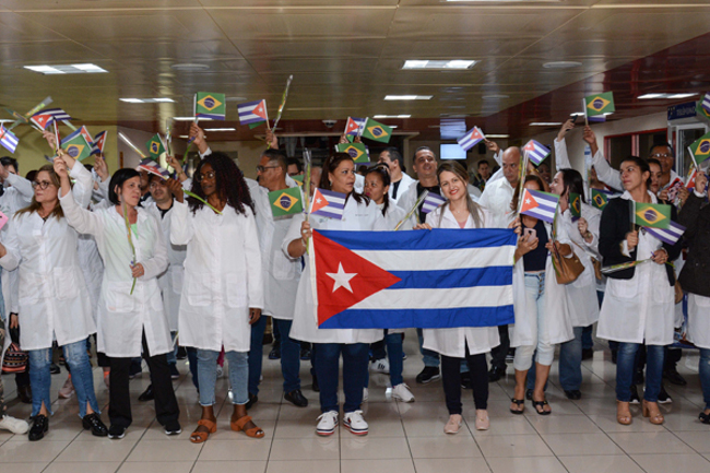 medicos-cubanos-banderas