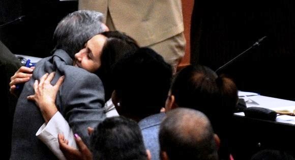 Mariela Castro Espín abraza a Raúl Castro Ruz durante la sesión de la Asamblea Nacional del Poder Popular./ Foto: Omara García Mederos/ ACN/ Cubadebate.