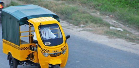 La empresa Taxi-Cuba ha sancionado este año a unos trece arrendatarios de triciclos amarillos por violar lo dispuesto, con multas de 30 a 100 CUC./ Foto: Juan Carlos Dorado