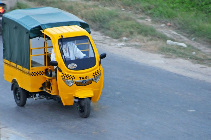 La empresa Taxi-Cuba ha sancionado este año a unos trece arrendatarios de triciclos amarillos por violar lo dispuesto, con multas de 30 a 100 CUC./ Foto: Juan Carlos Dorado
