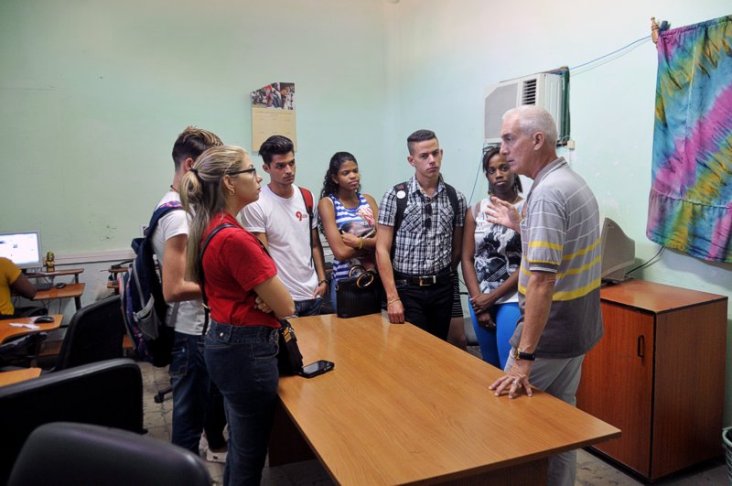 El editor jefe del Periódico explica el proceso de entrega de los materiales periodísticos y los roles de los reporteros. 