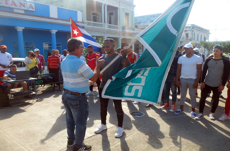 Roberto Martínez Aroche, Jefe del Alto Rendimiento en la provincia, hace entrega de la bandera a Daniel Hernández, capitán de los Marineros./ Foto: Carlos Ernesto