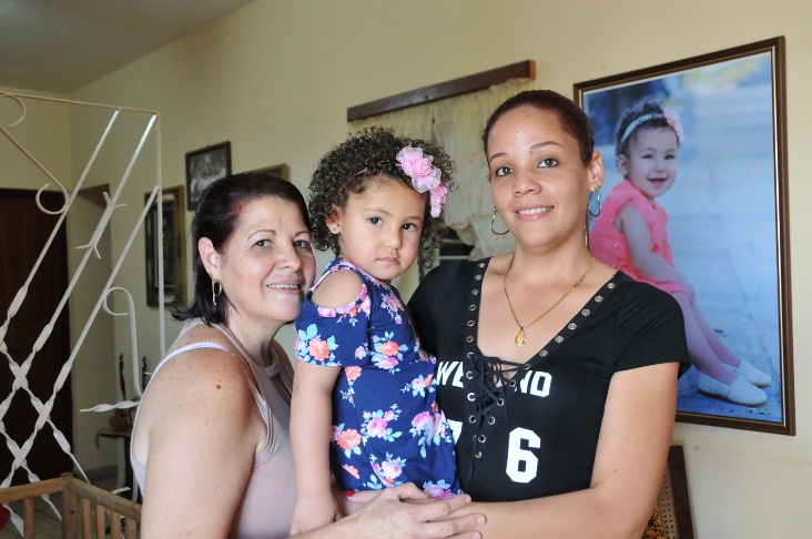 Para Lucía (abuela) y Yusisley (madre), la pequeña Adria es hoy la mayor alegría de la familia. /Foto: Juan Carlos Dorado