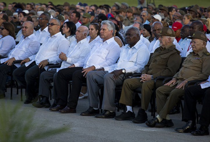 Miguel Díaz-Canel Bermúdez y José Ramón Machado Ventura presiden el acto que conmemora aquel día de enero, el pueblo también. Foto: Irene Pérez/ Cubadebate.