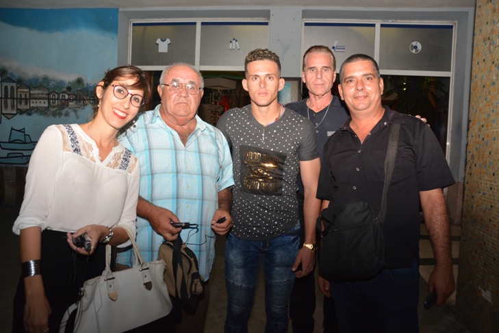 César junto a algunos de los periodistas deportivos del territorio./ Foto: Modesto Gutiérrez Cabo.
