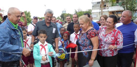 Momento cuando cortan la cinta inaugural de la escuela primaria José Mateo Fonseca Bolívar, de Pastorita./ Foto: Julio Martínez Molina