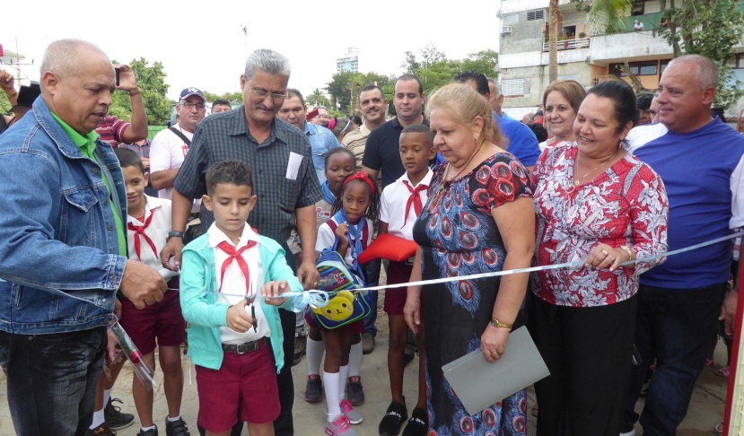 Momento cuando cortan la cinta inaugural de la escuela primaria José Mateo Fonseca Bolívar, de Pastorita./ Foto: Julio Martínez Molina