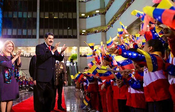 Maduro disfruta el recebimiento que le hacen los niños venezolanos. Foto: @RMarcoTorres/ Twitter.