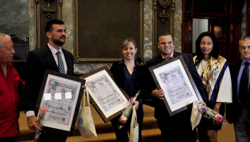 El Dr. C. Manuel Alejandro Romero León (centro izq.), de la filial Santiago de Cuba, Dra. C Alegna Jacomino Ruíz (C), de la filial Cienfuegos, y el Dr. C. Yosdey Dávila Valdés (centro der), de la filial de Artemisa, reciben el Premio Pedagogo Novel, en el acto de entrega de los Premios de Pedagogía Nacional y Novel. FOTO: Oriol de la Cruz Atencio Hernández/ ACN