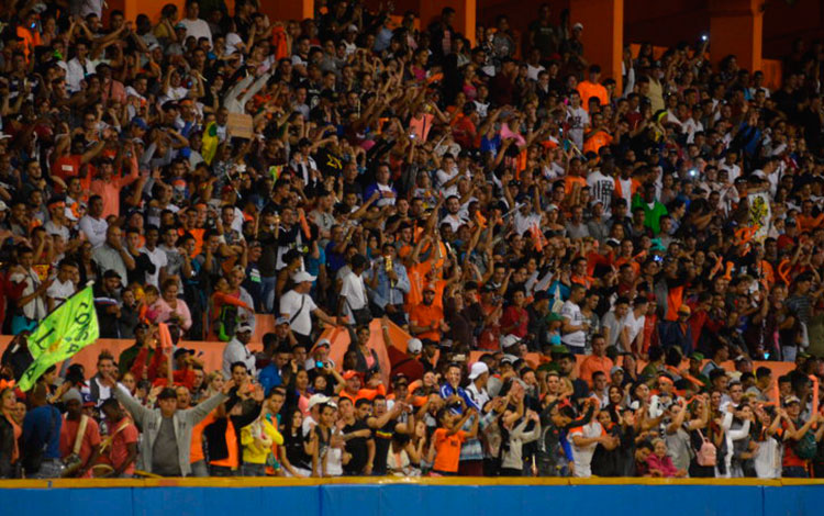 El equipo Villa Clara recibió un entusiasta apoyo de su público en el estadio Augusto César Sandino./Foto: Carolina Vilches Monzón