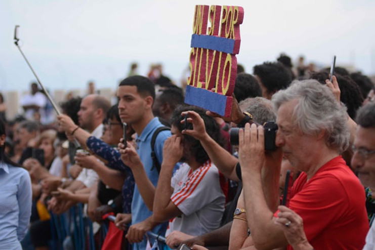 Numeroso público entre vecinos y estudiantes universitarios se reunieron en las inmediaciones de la céntrica esquina de 3ra y G, en El Vedado. /Foto Ariel Ley (ACN)