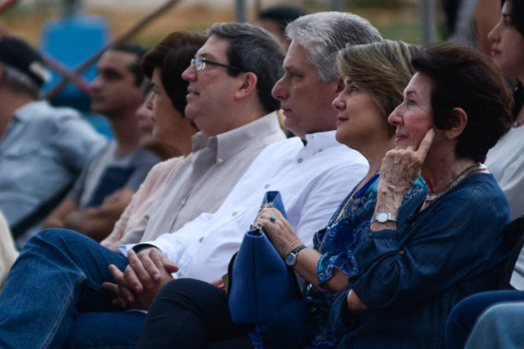 La lluvia trató de restarle lucidez a la gala, pero los invitados especiales permanecieron en sus asientos. /Foto: Ariel Ley (ACN)