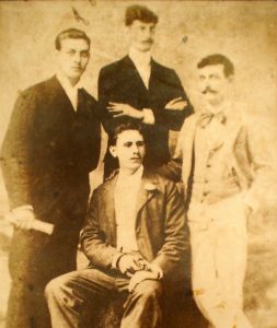 De pie, de izquierda a derecha: Juan José López del Campillo Campillo, Alejo Casimajov y Martín Gallart, la misma noche en que embarcaron para incorporarse a la lucha. / Foto: archivo del Museo Provincial