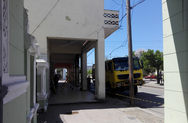 Luego del cambio de las luminarias del Prado, obreros de la Empresa Eléctrica de Cienfuegos realizan el montaje de tiras LED en sus portales, por dentro de la fachada. /Foto: Roberto Alfonso Lara