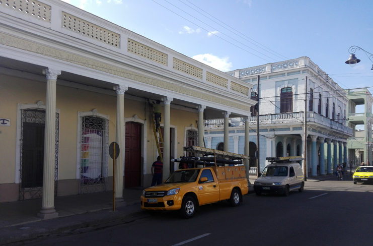 Luego del cambio de las luminarias del Prado, obreros de la Empresa Eléctrica de Cienfuegos realizan el montaje de tiras LED en sus portales, por dentro de la fachada. /Foto: Roberto Alfonso Lara