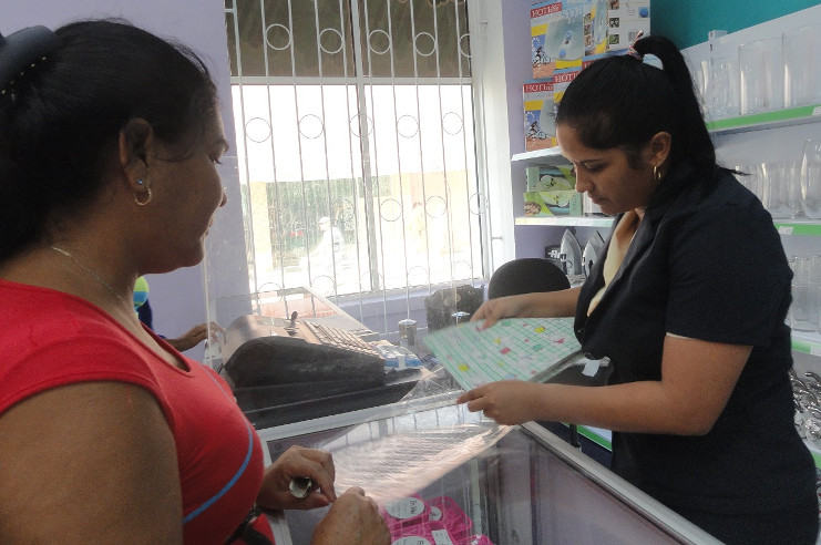 Ana María, viene a trabajar, todos los días, desde San Fernando de Camarones. /Foto: Magalys Chaviano