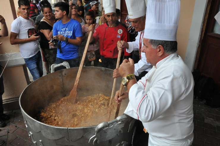 En un caldero gigante, decorado con elementos del mar, reconocidos chefs de Cienfuegos elaboraron la Paella 200 Aniversario. /Foto: Juan Carlos Dorado