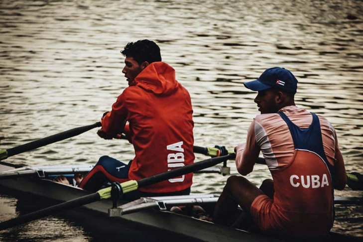 Uribarri, stroke del bote, en una de las sesiones en la pista olímpica de remo y canotaje, en Cuemanco./ Foto: Tomada del perfil de Facebook de Yhoan Uribarri