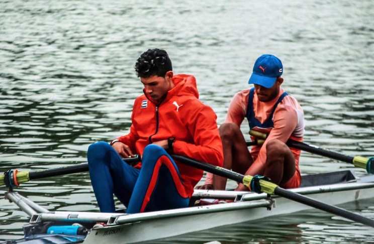 Uribarri, stroke del bote, en una de las sesiones en la pista olímpica de remo y canotaje, en Cuemanco. / Foto: Tomada del perfil de Facebook de Yhoan Uribarri
