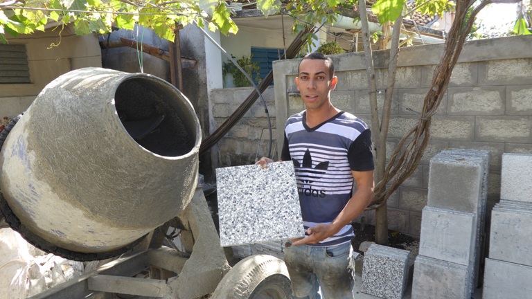 El cuentapropista fabricante de baldosas de granito firmó un contrato para aportar 200 unidades diarias al programa de la vivienda en Lajas./Foto: Julio Martínez