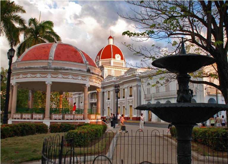 El parque Martí y su entorno sobresale por sus notables valores arquitectónicos. / Foto: cortesía de la Oficina del Conservador de la Ciudad